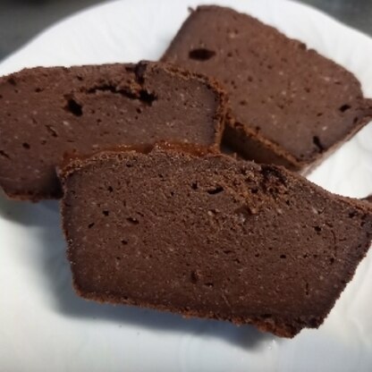 ブラックチョコを使ったので、甘さ控え目に仕上がりました。しっとりとした食感も良かったです。ナッツを入れても美味しそうです。